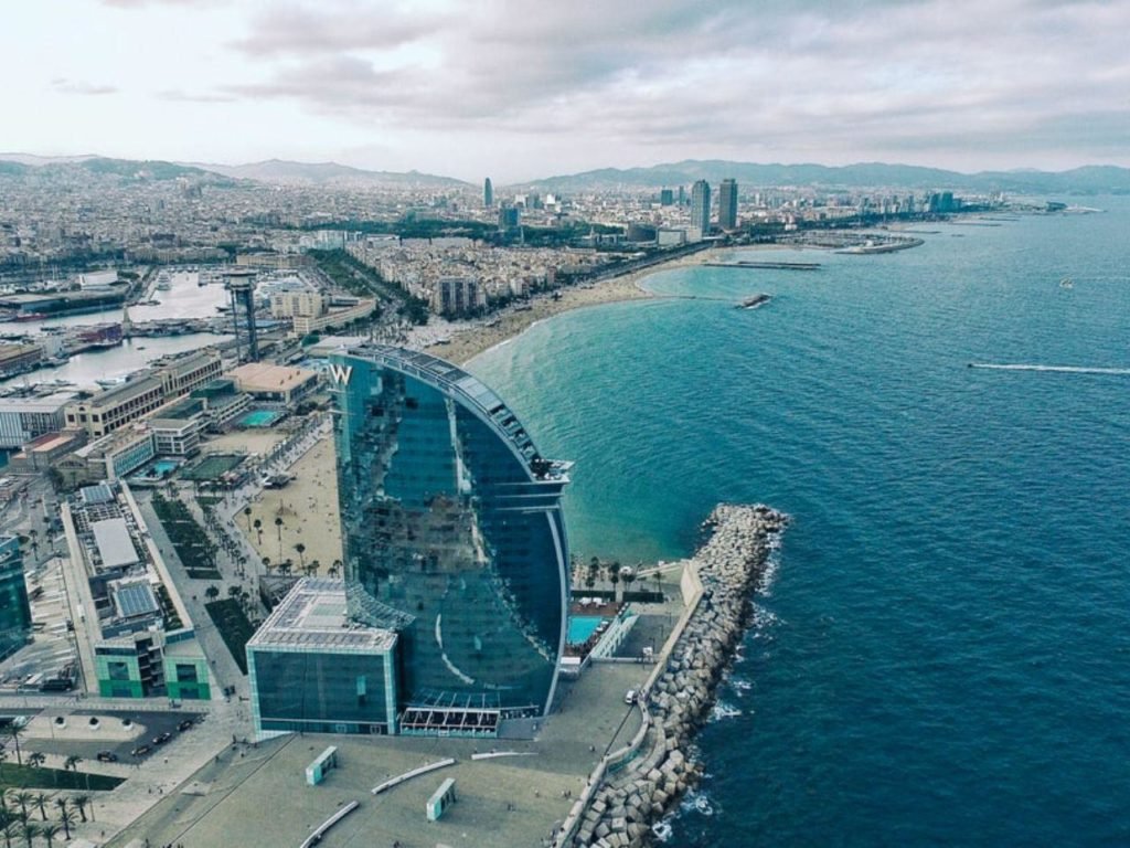 barcelona con sus playas y mantañas, ciudad para mudarse y teletrabajar